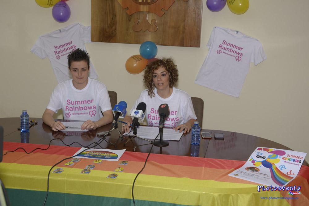 Beatriz Labian y Esther Nieto duranta la presentación de la fiesta Summer Rainbows de Manzanares, Ciudad real, España