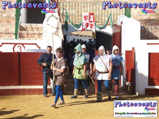Entrada de participantes medievales a la plaza