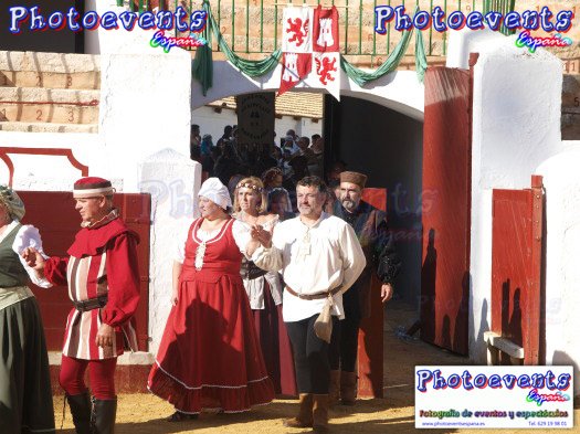 Entrada de participantes medievales a la plaza