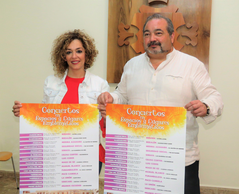 Beatriz Labián y Miguel Ramírez, presentan el concierto de Rozalen en Manzanares