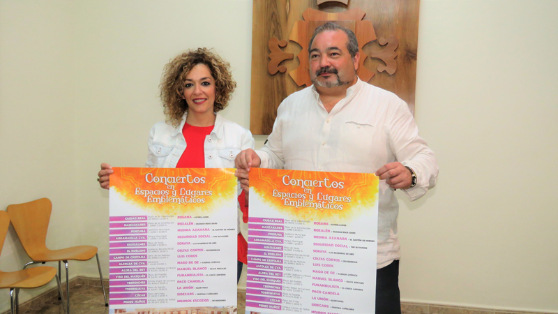 Beatriz Labián y Miguel Ramírez, presentan el concierto de Rozalen en Manzanares,  
