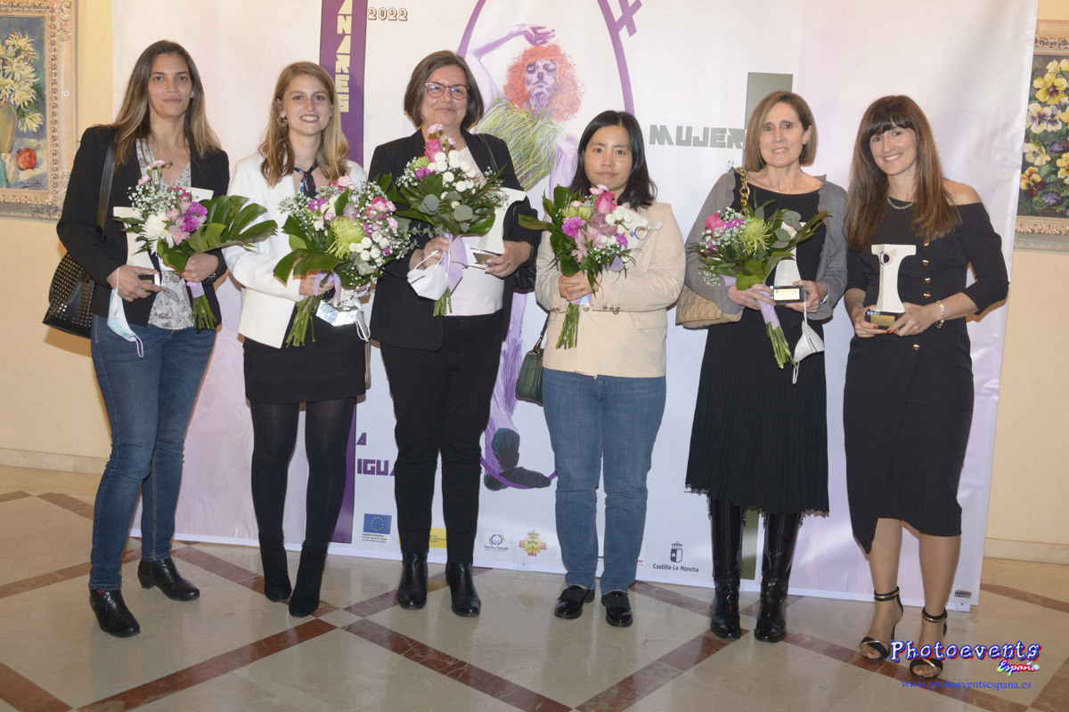 Las científicas del equipo de investigación de Coronavirus del CNB-CSIC y Blanca Romero , recibieron los Premios Igualdad 2022 de Manzanares (C.R.)