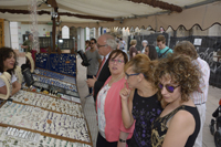 Visita al mercado cervantino, por parte de la corporación municipal de Manzanares y delegada de junta de comunidades en Ciudad Real