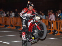 Emilio Zamora sobre la moto realizando la exhibicion en Manzanares