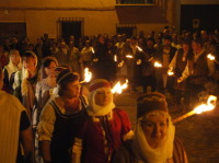 Procesion de las antorchas, gente iluminando las calles de Manzanares con antorchas durante las jornadas medievales 2013