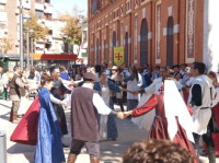 Bailes medievales en la plaza del gran teatro de Manzanares, durante las Jornadas Medievales