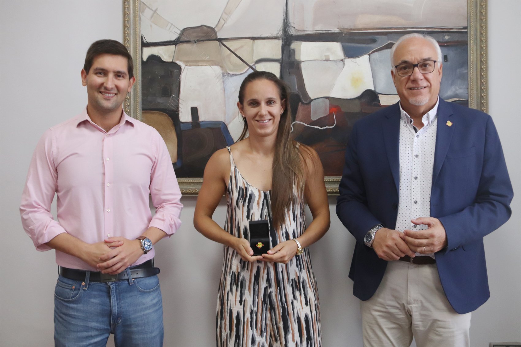 El alcalde de Manzanares Julián Nieva y el concejal de Deportes Manuel José Palacios reciben en el Ayuntamiento a Sonia Molina-Prados, deportista olímpica El alcalde de Manzanares Julián Nieva y el concejal de Deportes Manuel José Palacios reciben en el Ayuntamiento a Sonia Molina-Prados, deportista olímpica