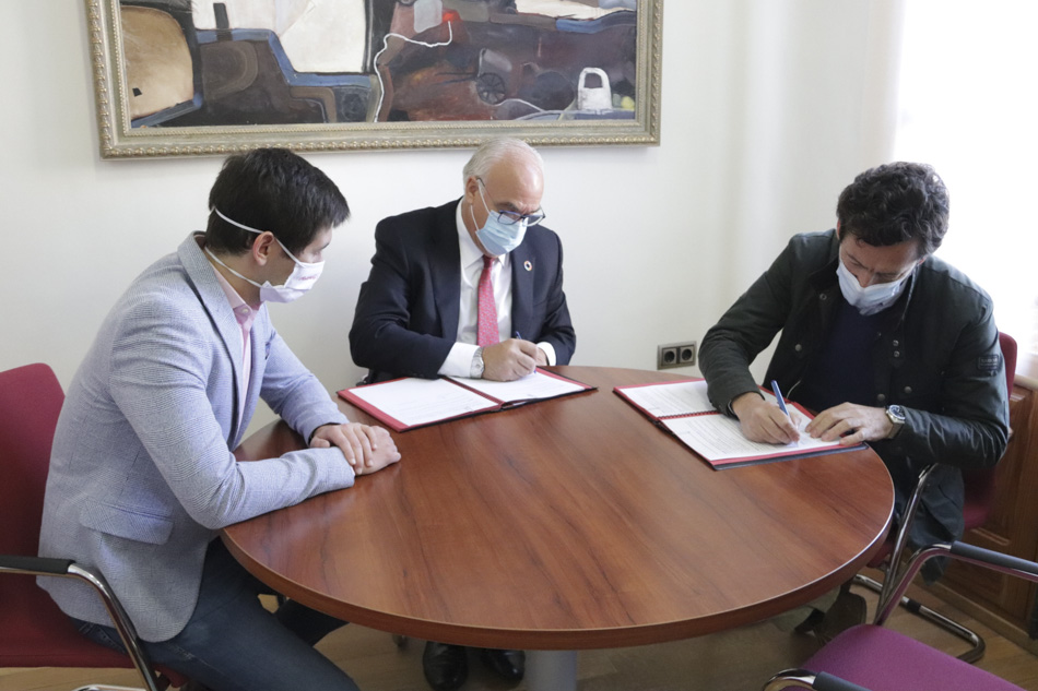 Firma del convenio de colaboracion don el IES Azuer y IES  Alvarez de Sotomayor de Manzanares 