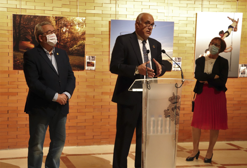 Candi Sevilla , Julian Nieva y Ana María Romero durante la inauguración de la exposición fotografica Exposición = Iluminación x Tiempo 2021 en Manzanares