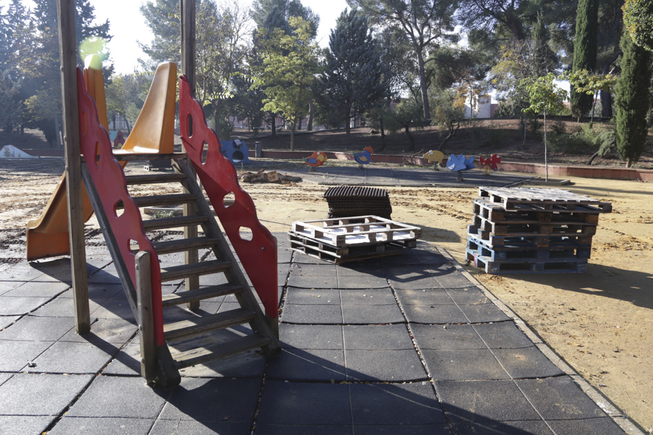 Obras de renovación de la zona infantil del parque Julián Gómez-Cambronero de Manzanares 