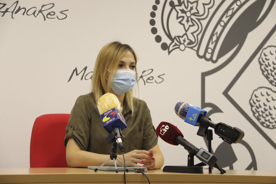 Laura Carrillo en rueda de prensa dando a conocer acuerdos municipales de Manzanares 