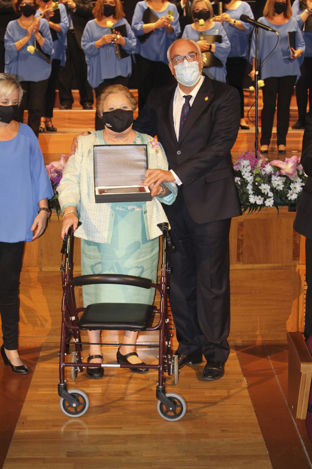 Teresa Ruiz de Martín Esteban, recogiendo la placa de reconocimiento como integrante ‘Mater Assumpta’ .Foto Alberto Torrijos 