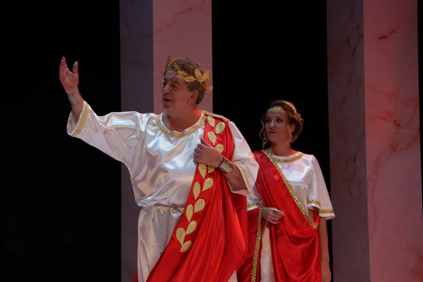'Calígula' se gana los aplausos del Gran Teatro en su estreno