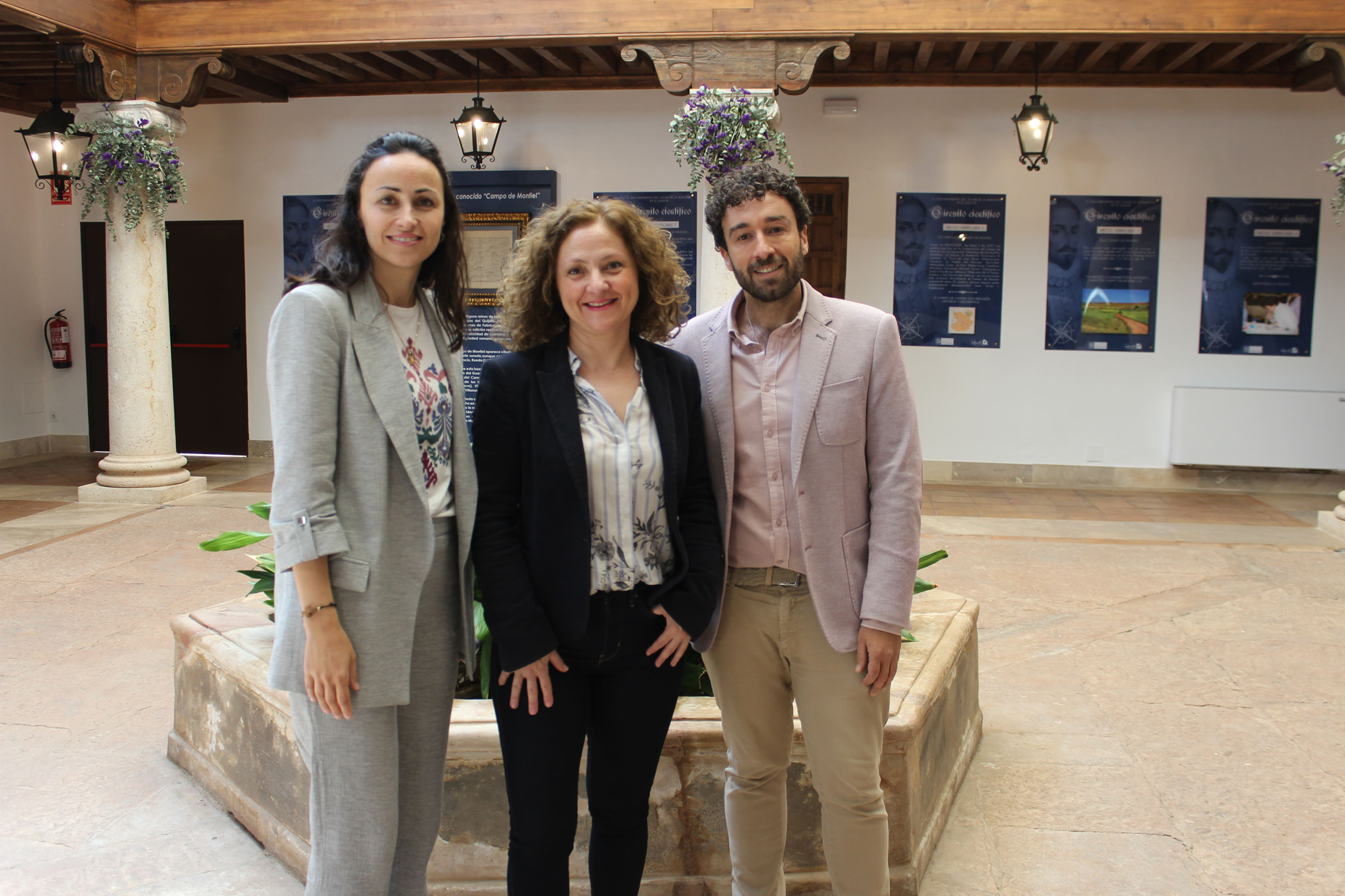 La Alcaldesa de Villanuea de los Infantes, se reúne con la nueva dinamizadora empresarial de la Cámara de Comercio de Ciudad Real en la comarca
