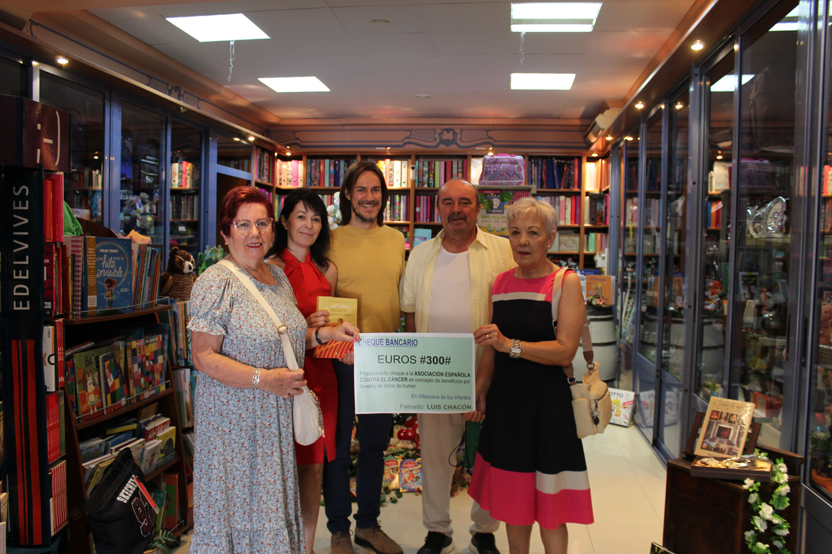 El escritor Luis Chacón dona 300 euros a la AECC de Infantes, recaudados con su libro ´ Los Jubilados los carga el Diablo ´