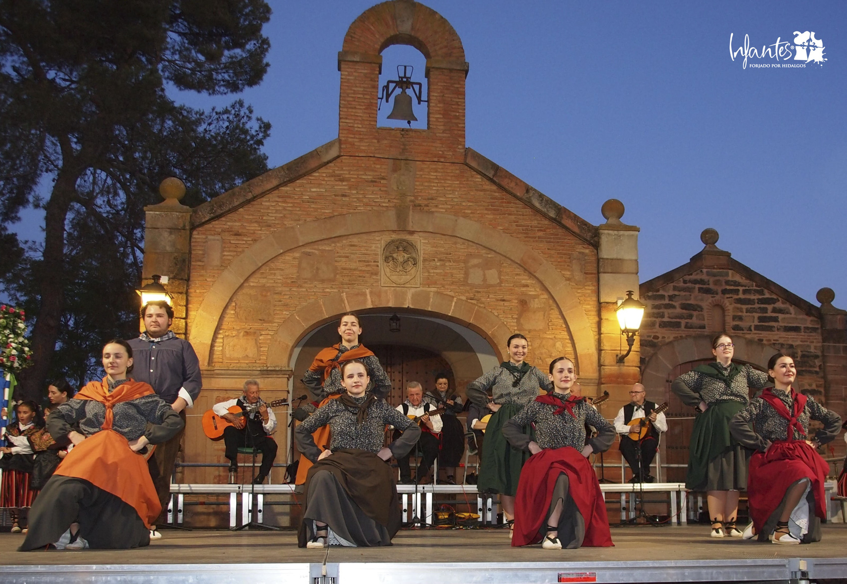La Asociación ‘Cruz de Santiago’ celebra el XV Festival Infantil de Folclore, un ejemplo de que el folclore sigue vivo entre la juventud