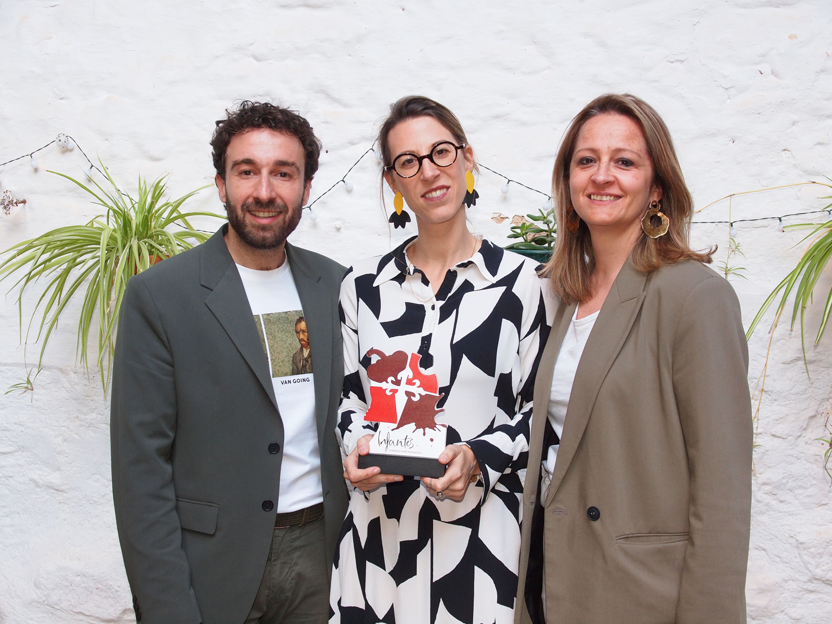 Beatriz Fernández de Sevilla es arropada por paisanos y amigos en la presentación de su primer poemario “Paraísos Domésticos”