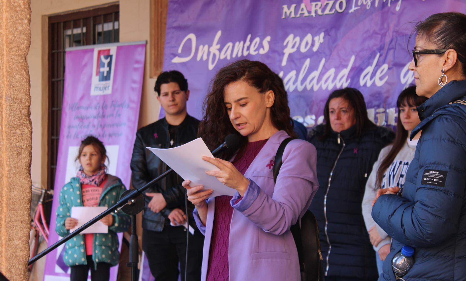 lectura del manifiesto del Instituto de la Mujer de Castilla-La Mancha a cargo de la la asesora jurídica del Centro de la Mujer de Vva. de los Infantes Luz María Felguera