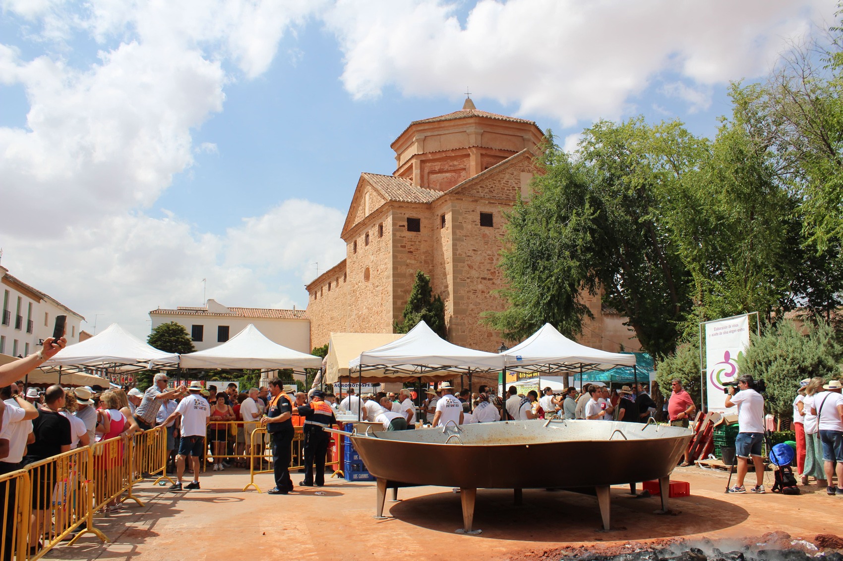 Miles de personas degustan un año más en Villanueva de los Infantes el Pisto más grande del Mundo