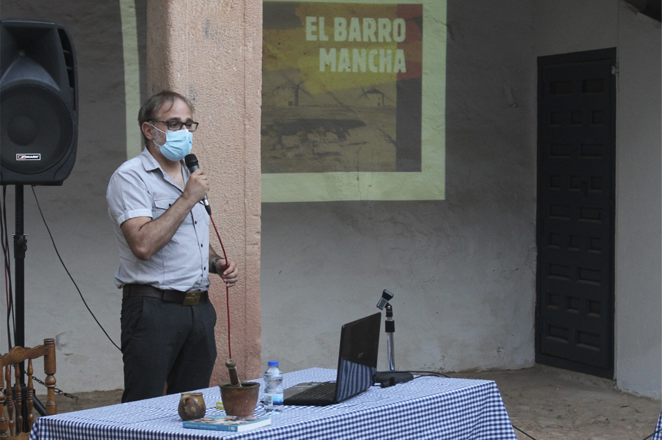 Conferencia  de Jesús Lizcaino sobre "Barro en La Mancha" 