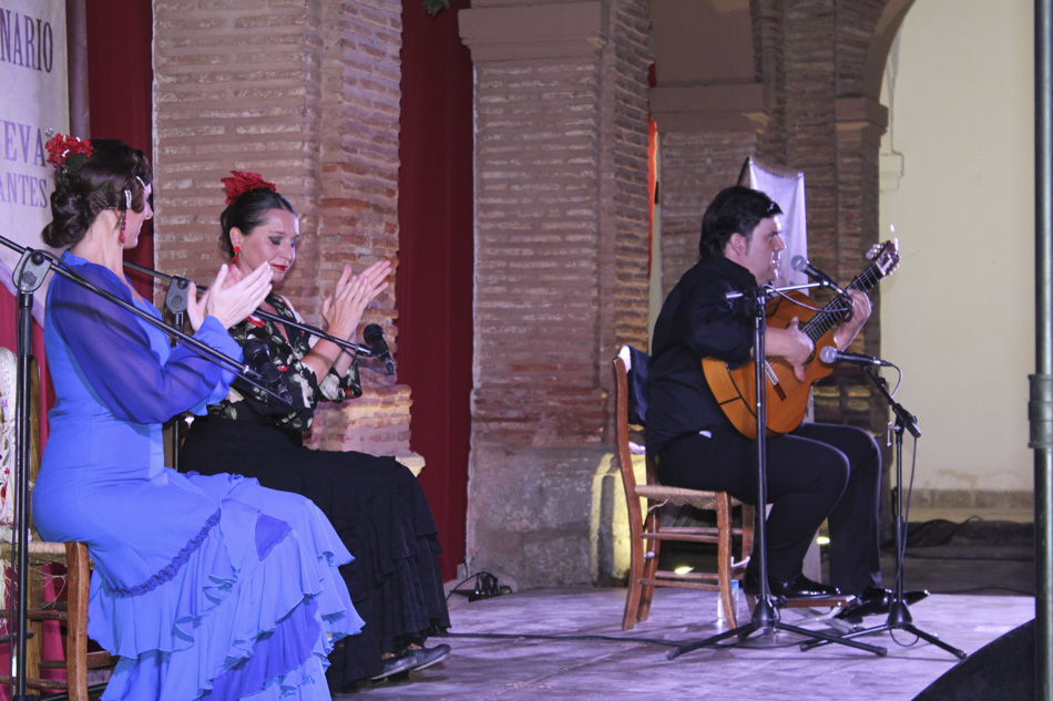 Ricardo Fernández del moral , acompañado de las bailaoras Rosa Guerrero y Marta Serrano