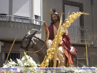 Jesus de Nazaret sobre el borriquillo a su entrada en Jerusalen, con una palma sobre su mano y saludando alos fieles, imagen sacada en Manzanares el domingo de ramos 130414