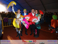 Participantes en el concurso fiesta de los 80, vetidos del grupo Locomia con abanicos grandes, 4 integrantes (2 Chicos y 2 CHicas)