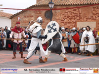 Caballeros batiendose enduelo con espadas durante las XL Jornadas medievales en montiel(Ciudad real)