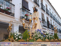 Imagen de Jesus maniatado a su plazo por plaza de las Palomas durante la procesion de Jueves Santo en Manzanares, Ciudad Real el dia  170414