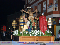 Imagen de cristo sobre la cruz, durante la procesion del calvario de viernes santo en Manzanares