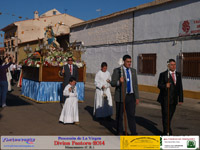 Imagen de la Virgen Divina Pastora, procesionando por las calles del barrio que lleva su mismo nombre , en Manzanares.