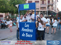 Fotografia correspondiente a la peña Los Hombres de Baco, cabeza desfile de peñas 2014